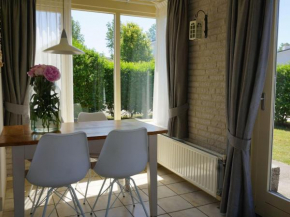 Uniquely located holiday home with a view of the marina and the Oosterschelde